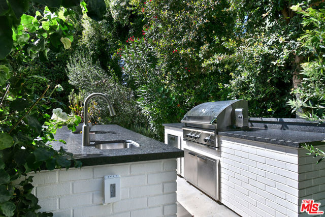 416 21st Place, Santa Monica CA: https://media.crmls.org/mediaz/19407e23-c8eb-4dfa-b9cb-ea7bfdb512cb.jpg