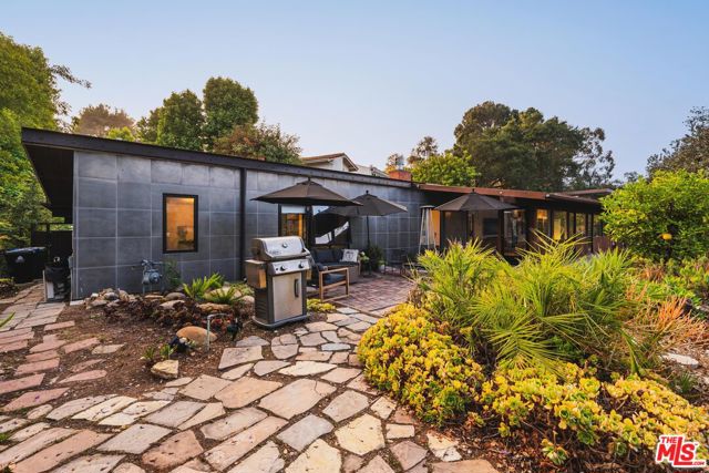 2718 Claray Drive, Los Angeles CA: https://media.crmls.org/mediaz/1940c2ba-3253-4759-bab7-3e1abfcb4e31.jpg