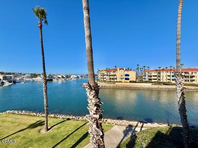 4249 Harbour Island Lane, Oxnard CA: https://media.crmls.org/mediaz/1940de1f-d5ab-4f8a-8b5d-5a7c7c08bedc.jpg