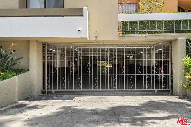 750 N Kings Road, West Hollywood CA: https://media.crmls.org/mediaz/19414bd7-0bcc-4cff-bb12-880c7a4bc2fb.jpg