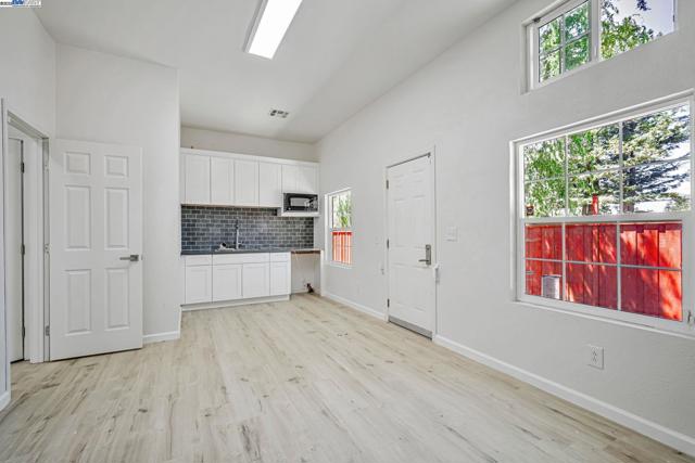 3920 Gravenstein Hwy, Sebastopol CA: https://media.crmls.org/mediaz/19417343-2178-4a0e-b199-6c14bf4debef.jpg
