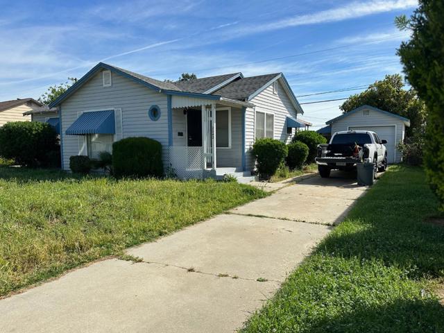 2042 E Mayfair, Fresno CA: https://media.crmls.org/mediaz/1941f3ba-4daa-442b-8485-7bca3e4d716c.jpg