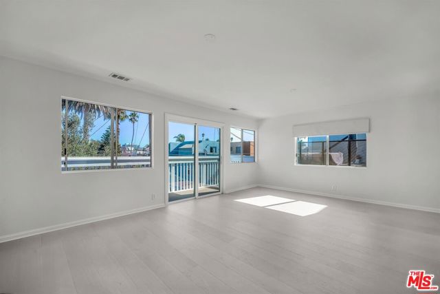 466 S Venice Boulevard, Venice CA: https://media.crmls.org/mediaz/1942d3fc-7662-4b7a-abd2-7c6ce35b0bcc.jpg
