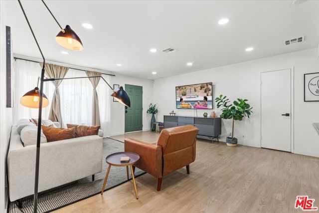1808 E Francis Drive, Palm Springs CA: https://media.crmls.org/mediaz/194439c6-a9d2-4850-9d88-384054af6a88.jpg