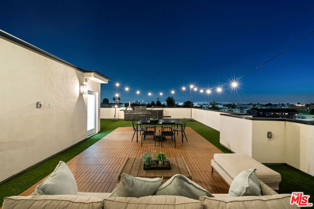 542 1/2 N Serrano Avenue, Los Angeles CA: https://media.crmls.org/mediaz/1944f564-e5e4-4ce8-8466-50c0cf3b1626.jpg