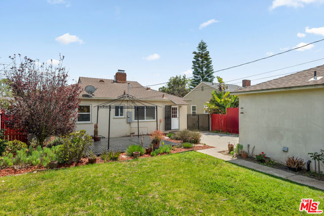 7601 Dunfield Avenue, Los Angeles CA: https://media.crmls.org/mediaz/194610e4-be51-4b07-ab8f-a978fb98547b.jpg