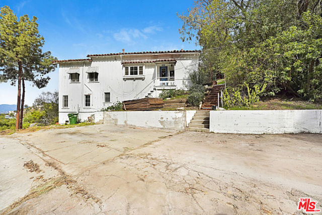 3351 Coldwater Canyon Avenue, Los Angeles CA: https://media.crmls.org/mediaz/19466209-755f-464c-9cf4-25025f805d16.jpg