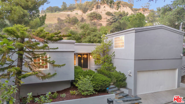 3564 Summerfield Drive, Sherman Oaks CA: https://media.crmls.org/mediaz/1946aec5-ad99-4225-a4b6-e3e7728f32f9.jpg