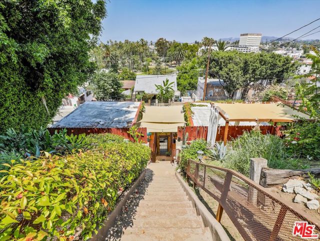 1016 Laguna Avenue, Los Angeles CA: https://media.crmls.org/mediaz/1946b166-3eb2-440f-8481-cdb65e3f3daf.jpg