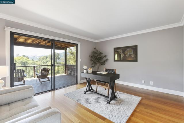 25 Watchwood Ct, Orinda CA: https://media.crmls.org/mediaz/194814f3-0b68-4b59-871b-2cb71cc3c79e.jpg