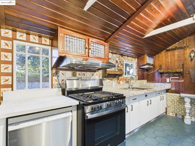1545 Mariposa St, Richmond CA: https://media.crmls.org/mediaz/1948c7f1-ba10-438e-92b2-95698f8e715a.jpg