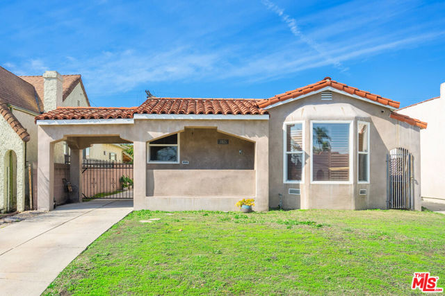 7815 S Halldale Avenue, Los Angeles CA: https://media.crmls.org/mediaz/1948e1eb-d573-4a00-a11a-6157377f4a31.jpg