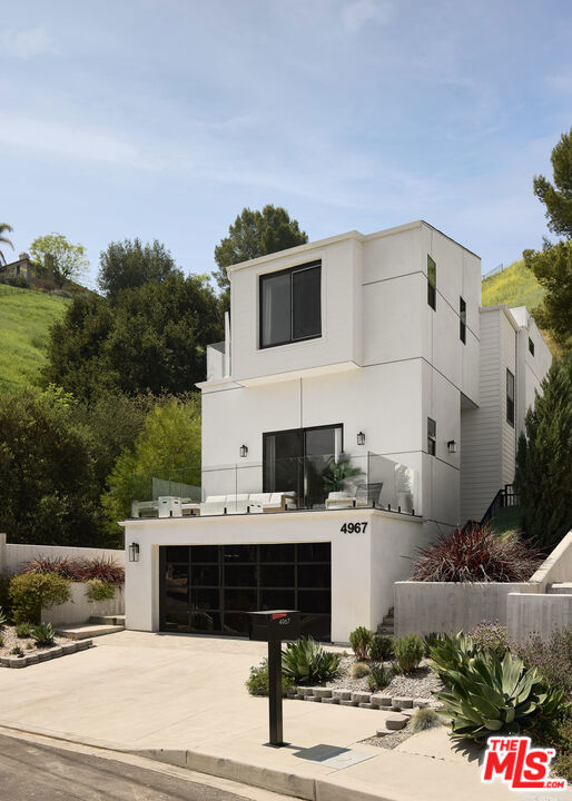 4967 Llano Drive, Woodland Hills CA: https://media.crmls.org/mediaz/194a480c-9ed0-4d5f-9edd-05c3962141eb.jpg