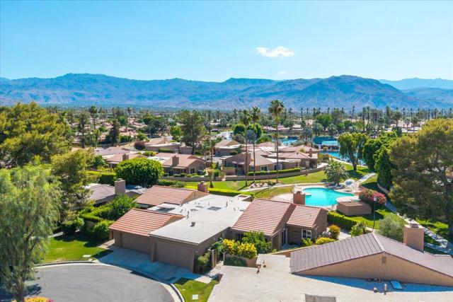 44289 Venice Court, Palm Desert CA: https://media.crmls.org/mediaz/194a8ccb-c641-4105-8365-db822b62eeb3.jpg