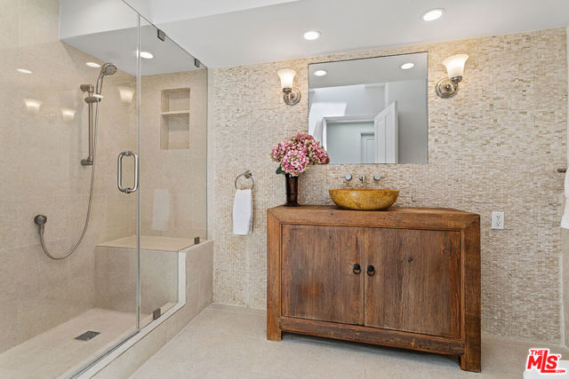 3933 Mandeville Canyon Road, Los Angeles CA: https://media.crmls.org/mediaz/194a8e9f-68c0-473e-807b-d6bc99247991.jpg