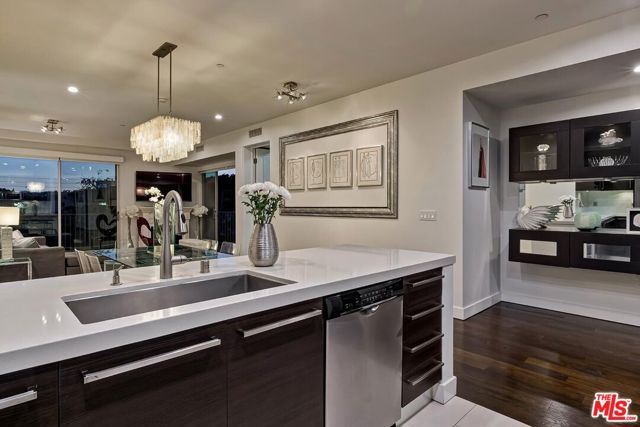 855 N Croft Avenue, Los Angeles CA: https://media.crmls.org/mediaz/194bc6ff-2dae-44c3-af42-5f6aa82c516f.jpg
