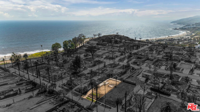 413 Swarthmore Avenue, Pacific Palisades CA: https://media.crmls.org/mediaz/194bc95a-13b0-4ef9-8590-cfa4bd909051.jpg