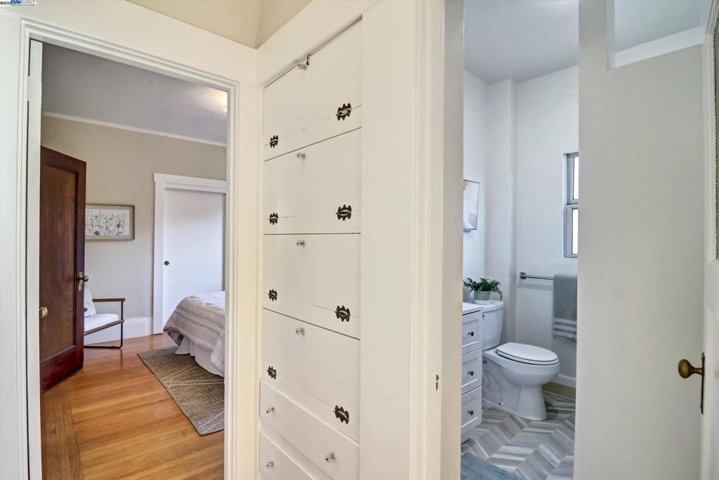 https://media.crmls.org/mediaz/194ce6c6-d266-42b0-9bb7-66a6fcff1e55.jpg?preset=X-Large