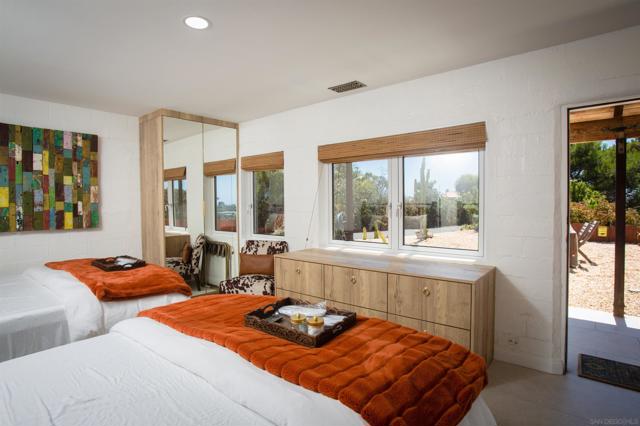 1047 Highland Dr, Del Mar CA: https://media.crmls.org/mediaz/194da1b4-514e-49e6-a661-b9520888a85b.jpg
