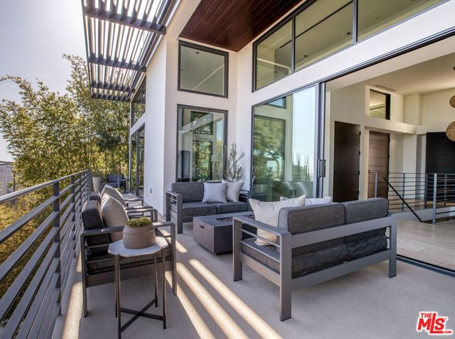 8932 St Ives Drive, Los Angeles CA: https://media.crmls.org/mediaz/194db176-68fc-495b-b798-bea3be893f54.jpg