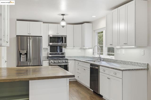 2136 Silver DR, Arnold CA: https://media.crmls.org/mediaz/194e038f-594a-4a61-a3f3-f5c971108803.jpg