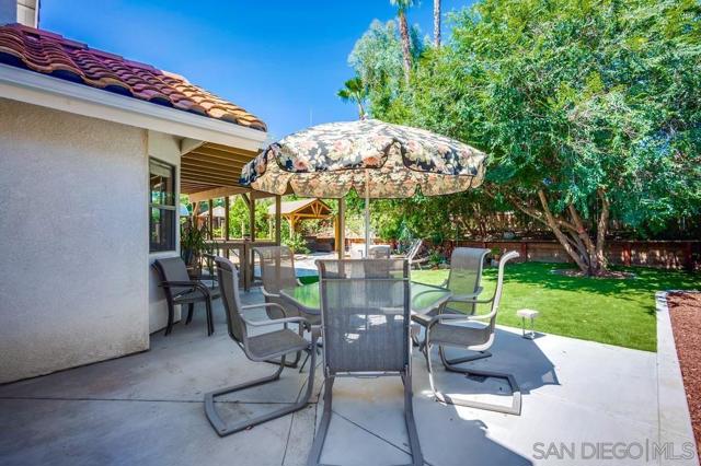 40037 Amberley Cir, Temecula CA: https://media.crmls.org/mediaz/194eaea9-2513-484b-876f-0defe645b832.jpg