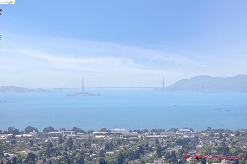 https://media.crmls.org/mediaz/1950a271-2046-40d0-8290-fd554edf7fd3.jpg?preset=X-Large