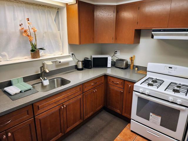 215 Tunnel Avenue, Richmond CA: https://media.crmls.org/mediaz/1950af50-cd34-4e7e-bc7e-2957a9782ab4.jpg