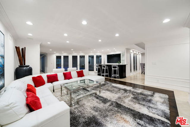16221 Elisa Place, Encino CA: https://media.crmls.org/mediaz/19515bd1-0d9e-40e2-8ca9-418af45cb3d4.jpg