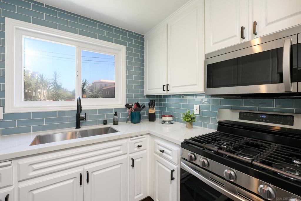 2040 Robinson - photo 8