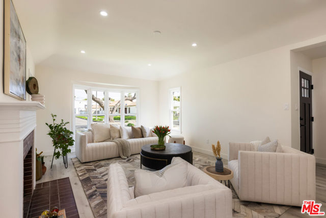 3827 S Victoria Avenue, View Park CA: https://media.crmls.org/mediaz/1955701f-e1ab-4407-bcf0-3e5ab5f65c31.jpg