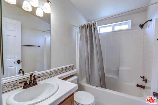 117 Navajo Lane, Topanga CA: https://media.crmls.org/mediaz/19558123-a693-4fe6-b33e-e8a252901b20.jpg