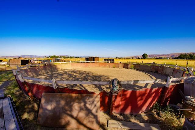 6200 Frye Lane, Hollister CA: https://media.crmls.org/mediaz/19579a35-a9a2-41cc-8558-5b94b484d3be.jpg