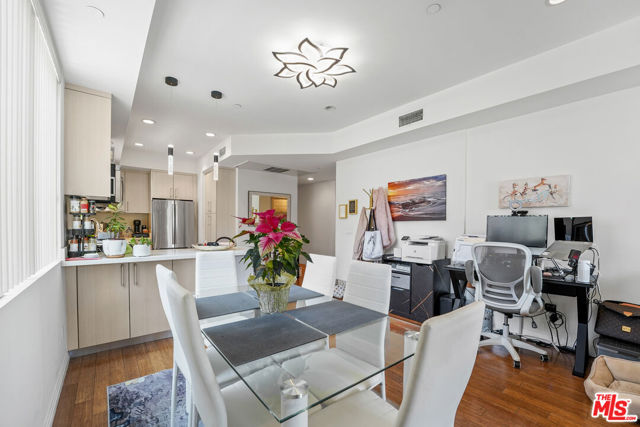 819 HOLT Avenue, Los Angeles CA: https://media.crmls.org/mediaz/19581ada-9fb9-49c0-a03b-7319ea4482da.jpg