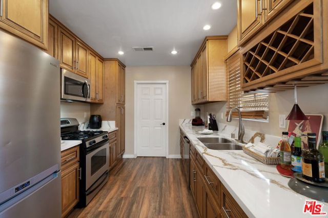 7513 Louise Avenue, Van Nuys CA: https://media.crmls.org/mediaz/1958679f-a137-4468-acfa-93777afe1de0.jpg