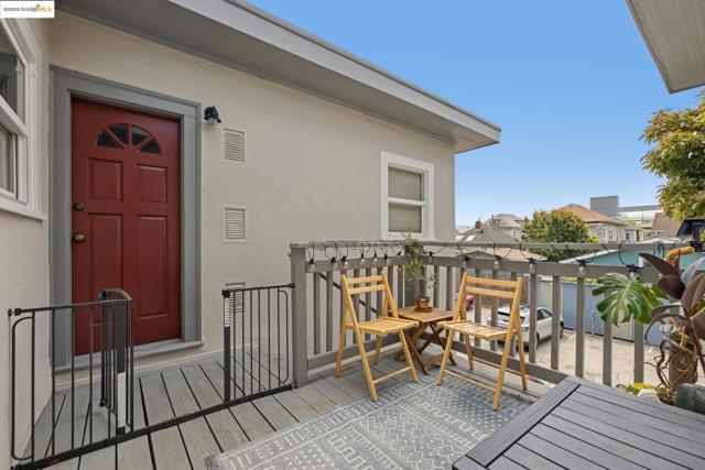 747 St, Oakland CA: https://media.crmls.org/mediaz/195d06df-2406-4e1f-a5f0-82f10bf5e571.jpg