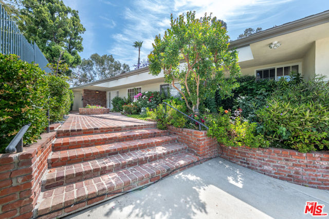 16331 Tudor Drive, Encino CA: https://media.crmls.org/mediaz/195dec8b-0953-4812-9897-882caf518c9d.jpg