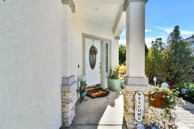 337 Upton Pyne Dr, Brentwood CA: https://media.crmls.org/mediaz/195e36a5-f3f4-41de-962c-9f17ac195782.jpg