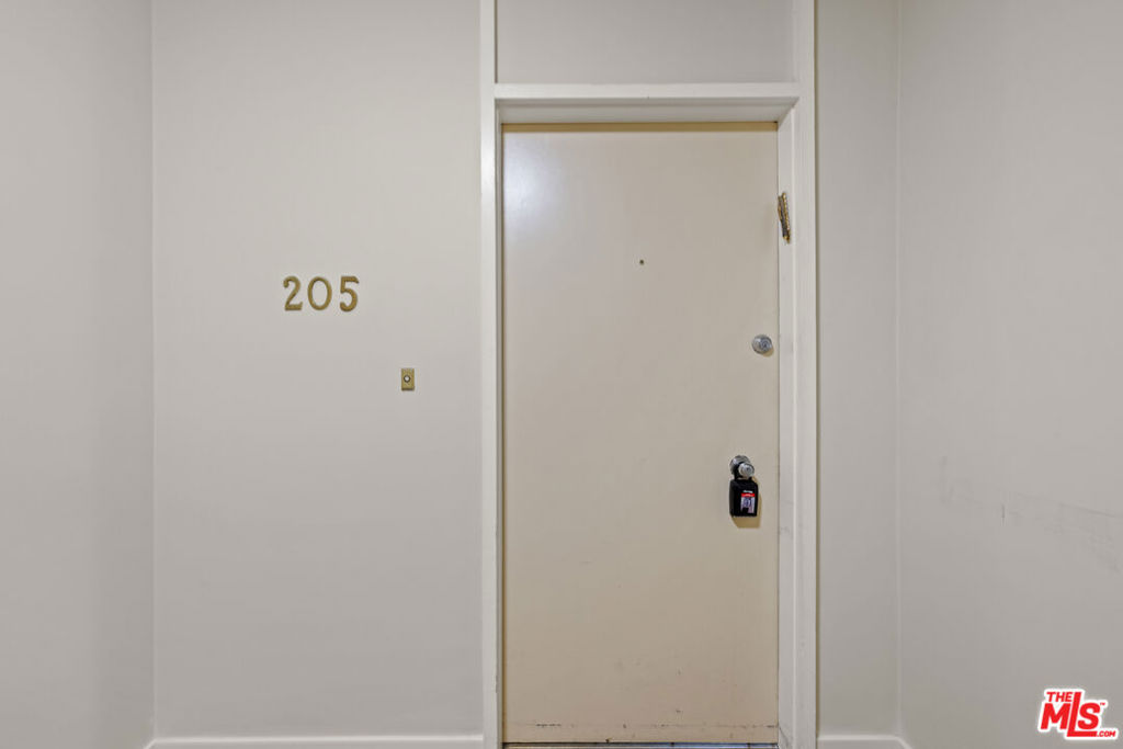 https://media.crmls.org/mediaz/195e86b3-f2a5-4b8b-a9f4-bed26e9cbf5e.jpg?preset=X-Large