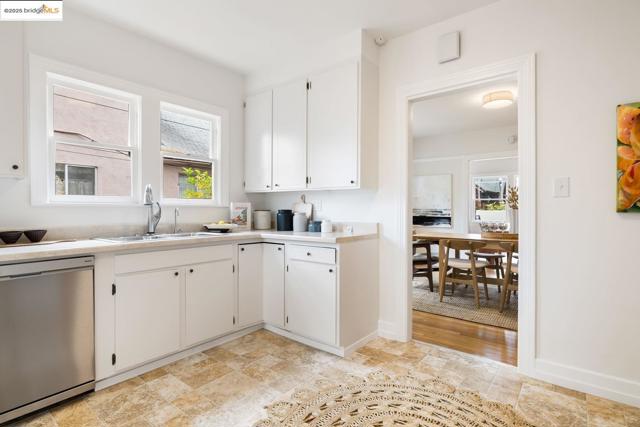 1814 Carleton ST, Berkeley CA: https://media.crmls.org/mediaz/195f4163-cf51-40d4-bb8b-dcf28578601e.jpg