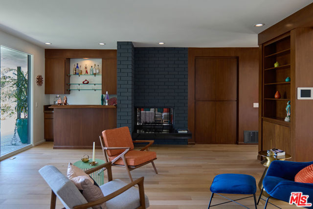 16045 Royal Mount Drive, Encino CA: https://media.crmls.org/mediaz/19605b97-12e0-440e-8130-ebb982dec73c.jpg