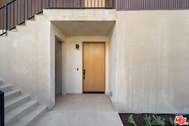 1688 N Sierra Bonita Avenue, Pasadena CA: https://media.crmls.org/mediaz/1960ae36-25a5-403c-b475-b7636cce1f42.jpg