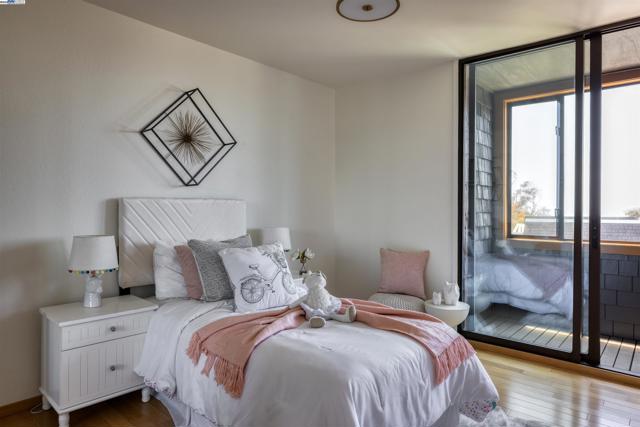 17 Ora Way, San Francisco CA: https://media.crmls.org/mediaz/196112e3-8595-4533-abdd-5da9027a5f5f.jpg