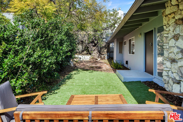 9432 Sierra Mar Place, Los Angeles CA: https://media.crmls.org/mediaz/19621807-059e-49f9-b8b9-289b4c80f418.jpg