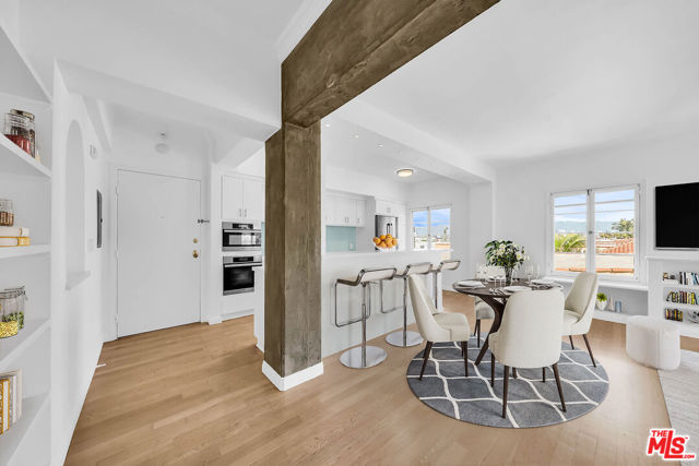 109 N SYCAMORE Avenue, Los Angeles CA: https://media.crmls.org/mediaz/1962533a-533e-4524-a21d-4ef648c2b351.jpg