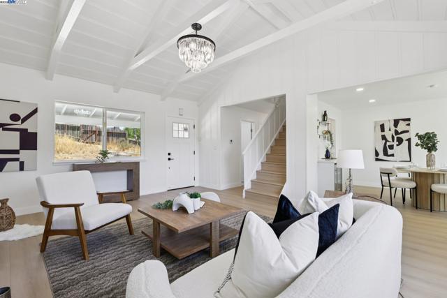 1218 Lattie Ln, Mill Valley CA: https://media.crmls.org/mediaz/1962cb7e-46b9-468b-a723-2929c0ca954e.jpg