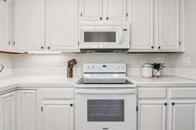 974 Clinton Pl, Pleasanton CA: https://media.crmls.org/mediaz/19648870-11e0-4f6e-8fc8-4a776d30d18d.jpg