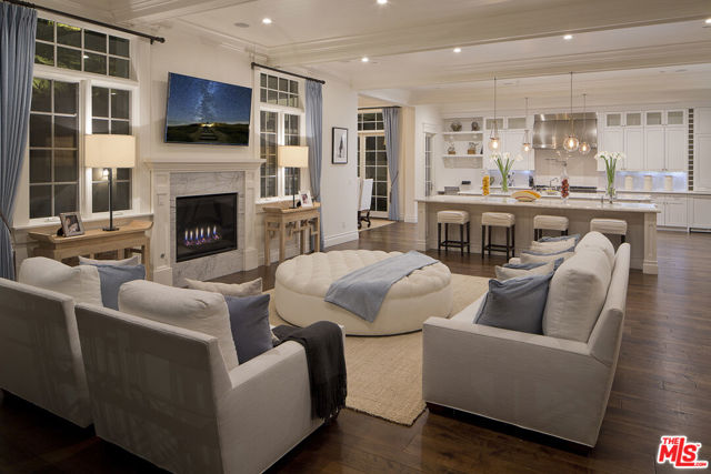 3815 Valley Meadow Road, Encino CA: https://media.crmls.org/mediaz/19649e65-4ec1-430b-bff3-91b3bc373cba.jpg