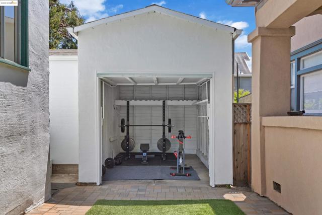 1539 E 38Th St, Oakland CA: https://media.crmls.org/mediaz/19654807-191b-483d-becd-db7dbda42038.jpg