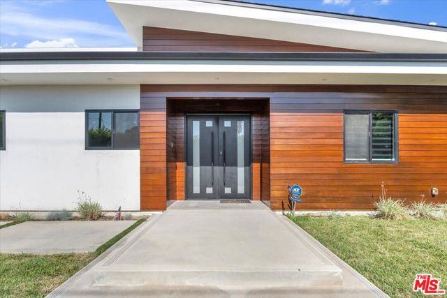 5456 Hazeltine Avenue, Sherman Oaks CA: https://media.crmls.org/mediaz/196786a7-98ab-464d-8fc6-5c018ce52ee6.jpg